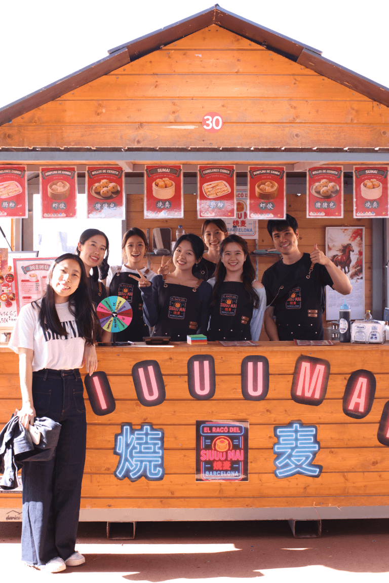 Puesto de comida china en festival gastronómico