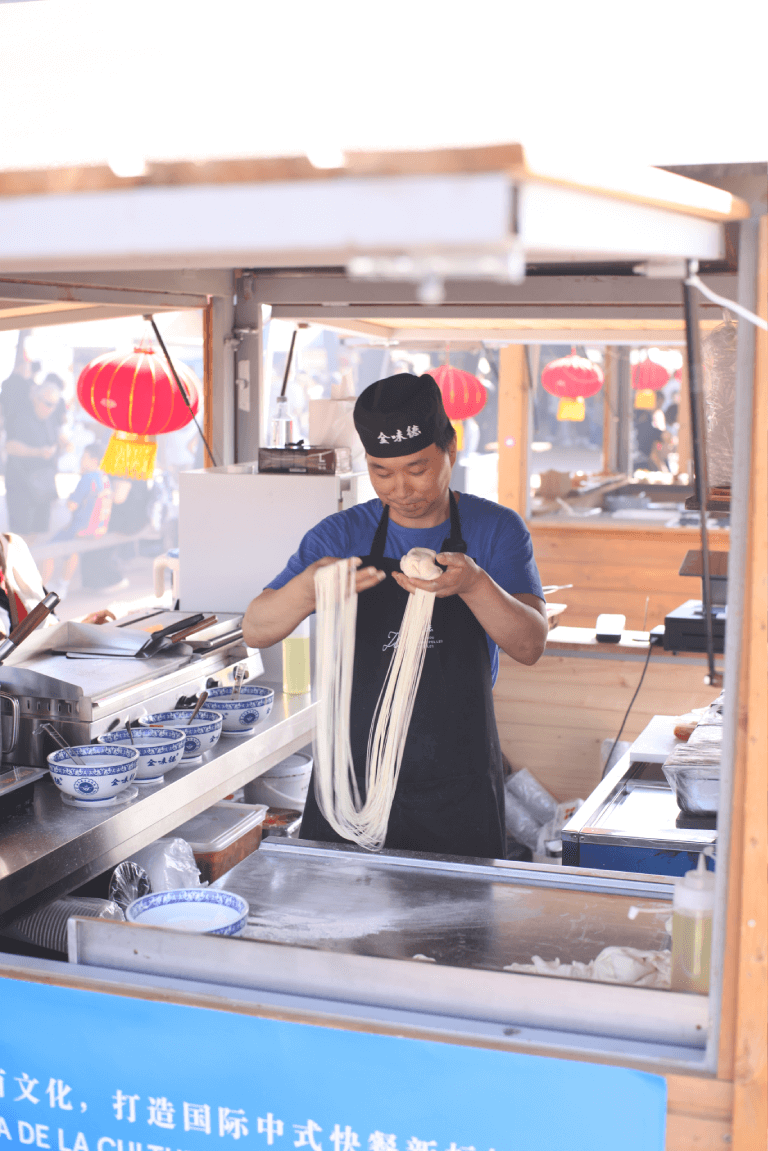 Chef estirando fideos chinos en Port Fòrum