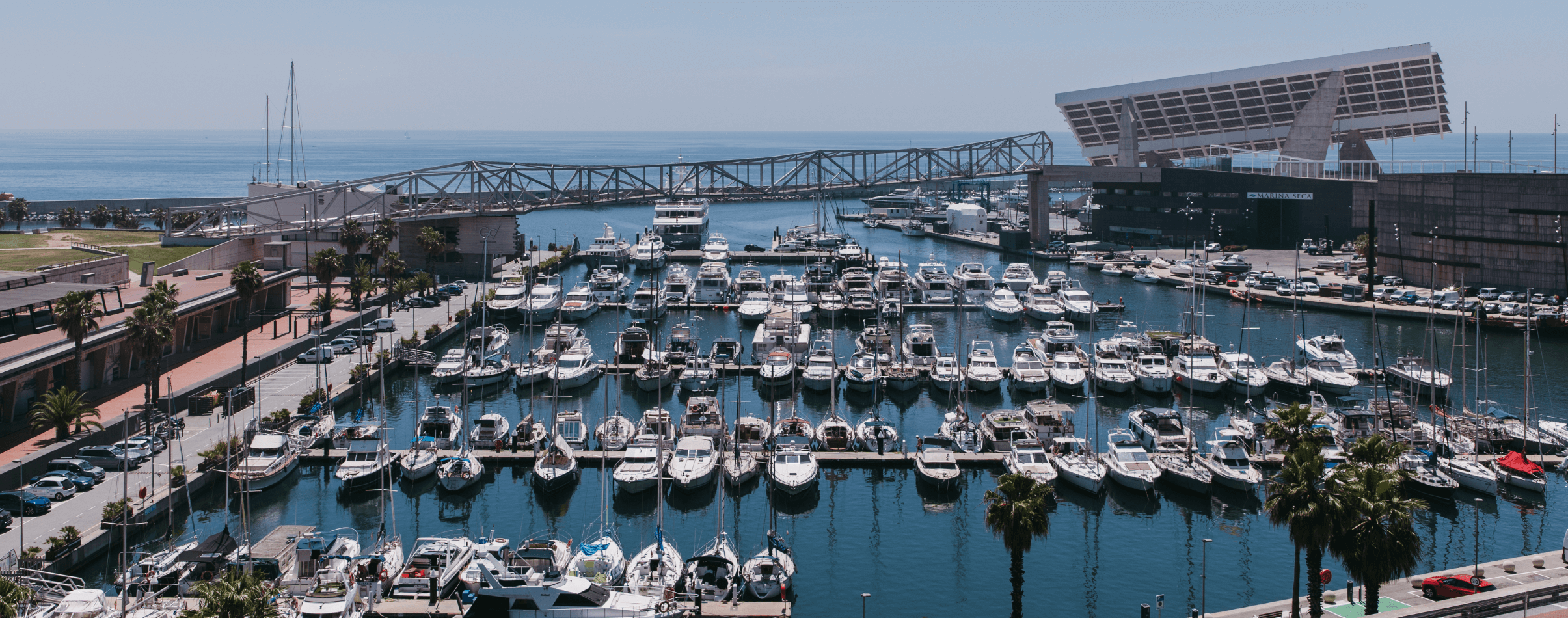 Puerto deportivo de Barcelona con muchos barcos.
