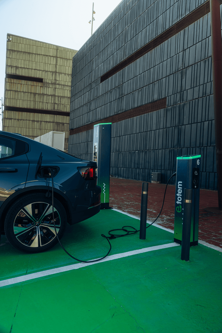 Coche eléctrico cargando en Port Fòrum