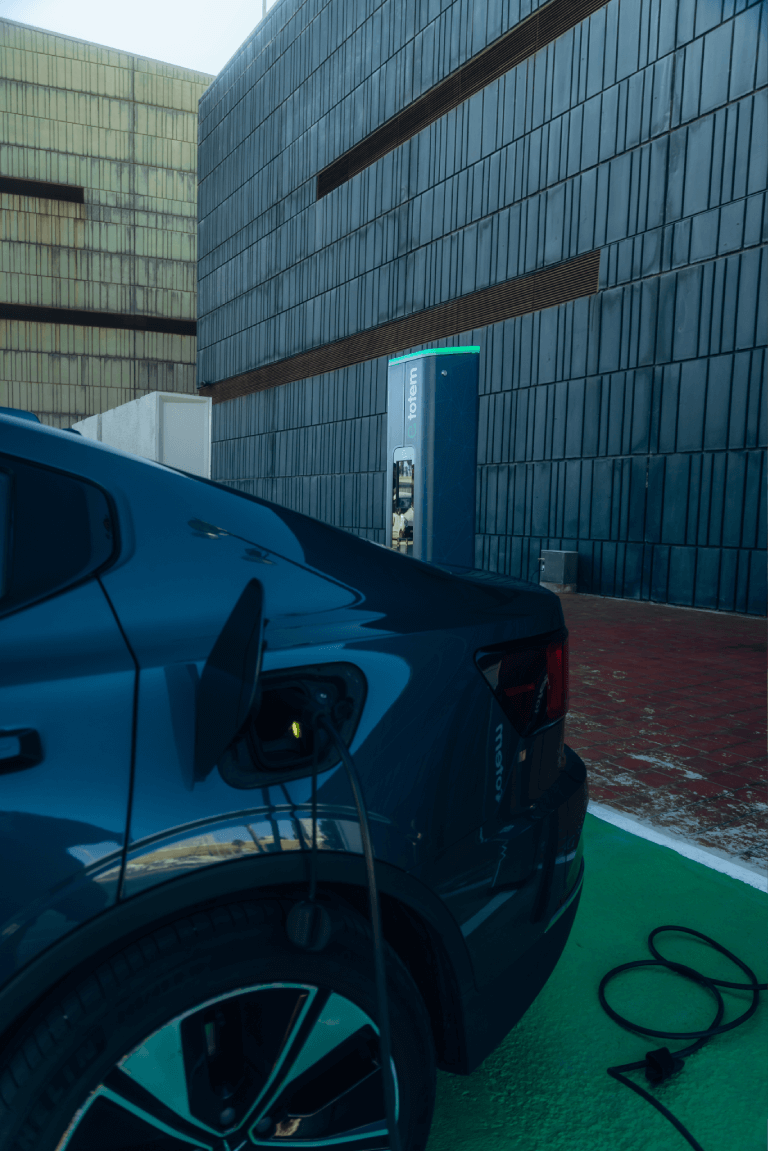 Coche eléctrico cargando en Port Fòrum