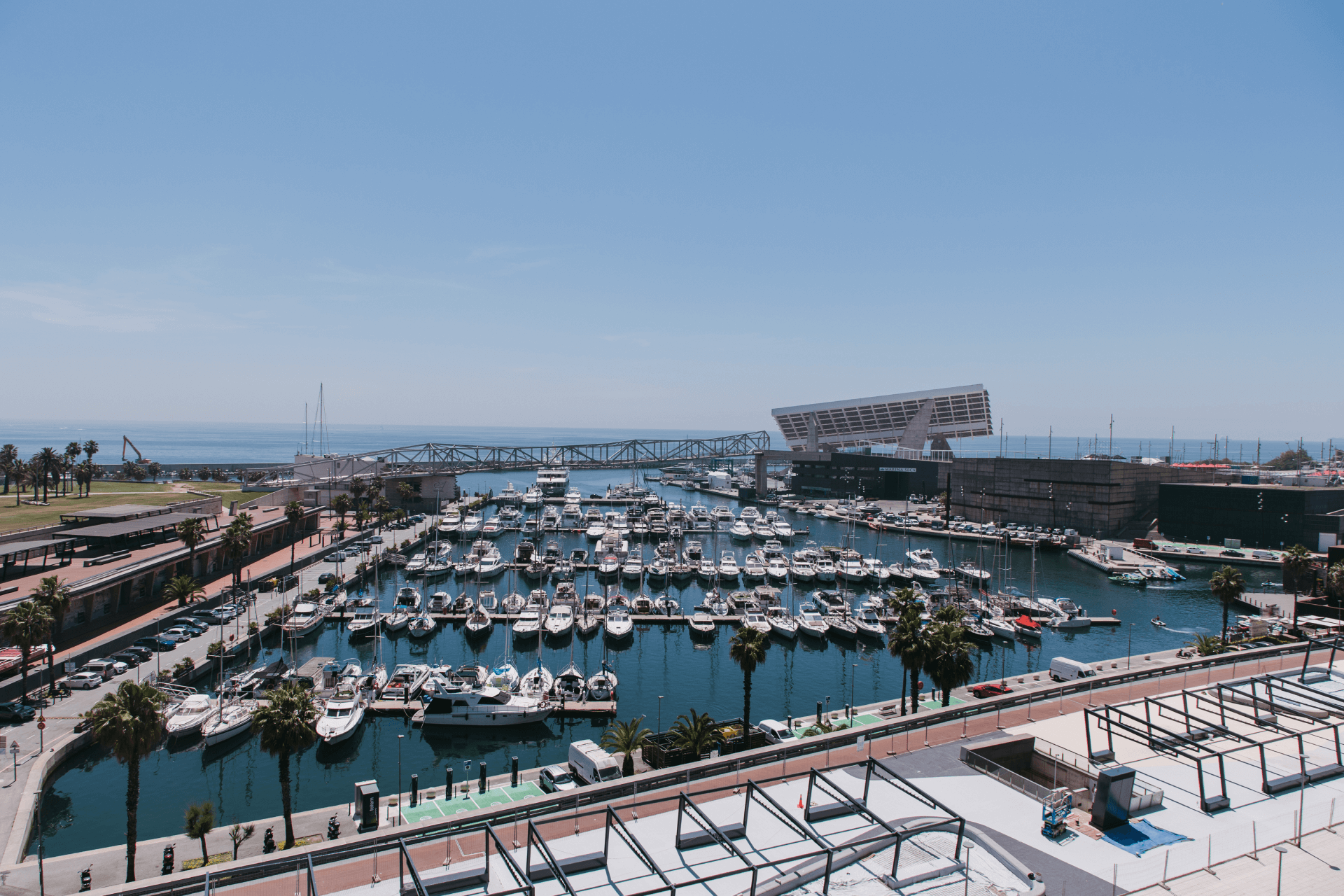 Puerto deportivo con barcos en Barcelona
