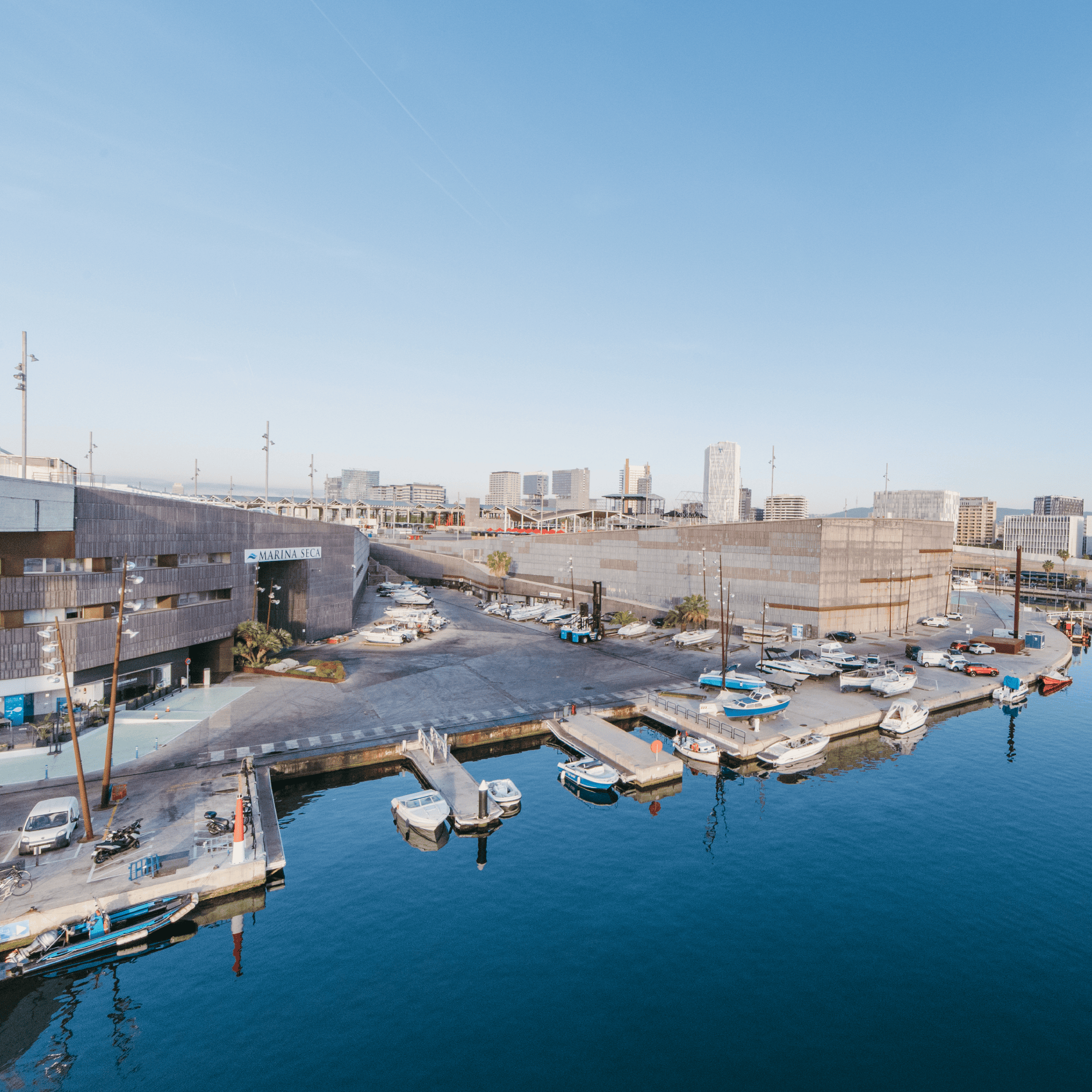 Port esportiu amb vaixells i edificis