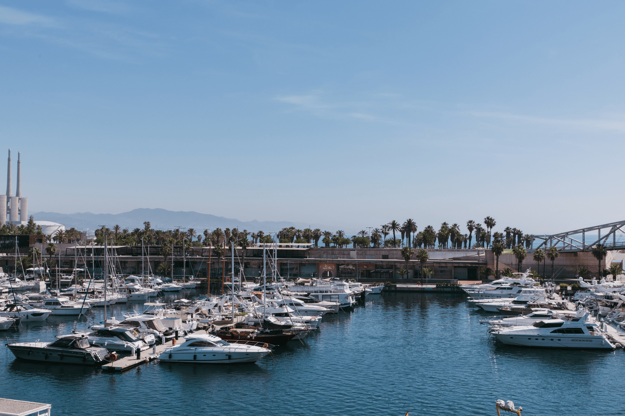 Barcos a motor i velers a la marina