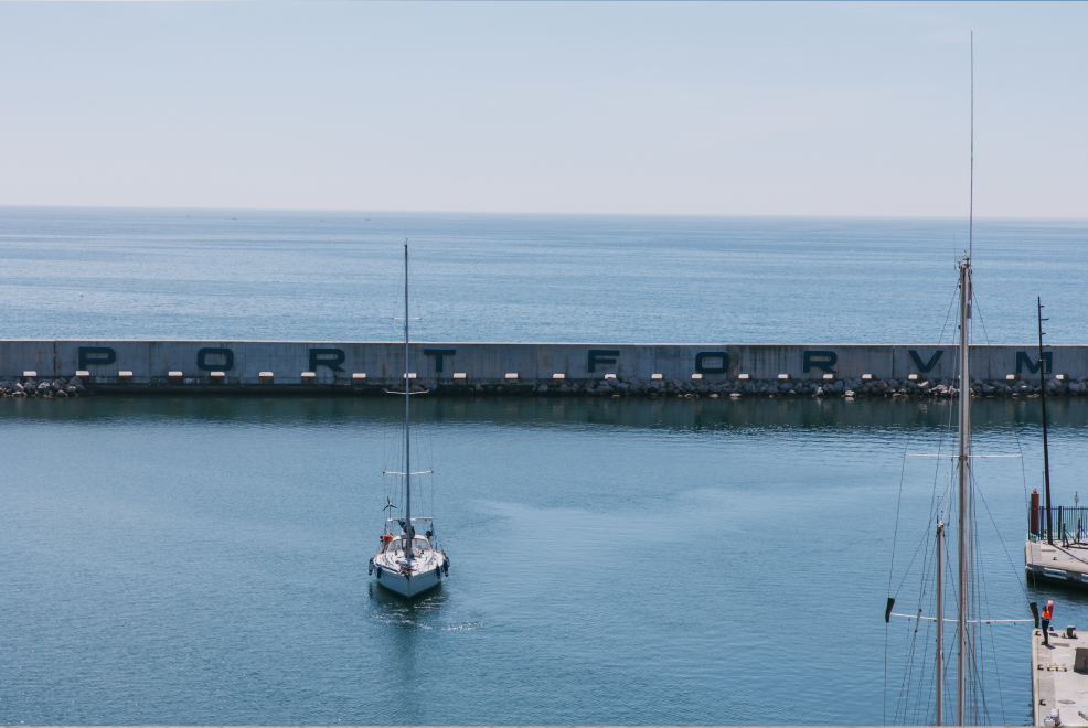 Barco de vela a la marina