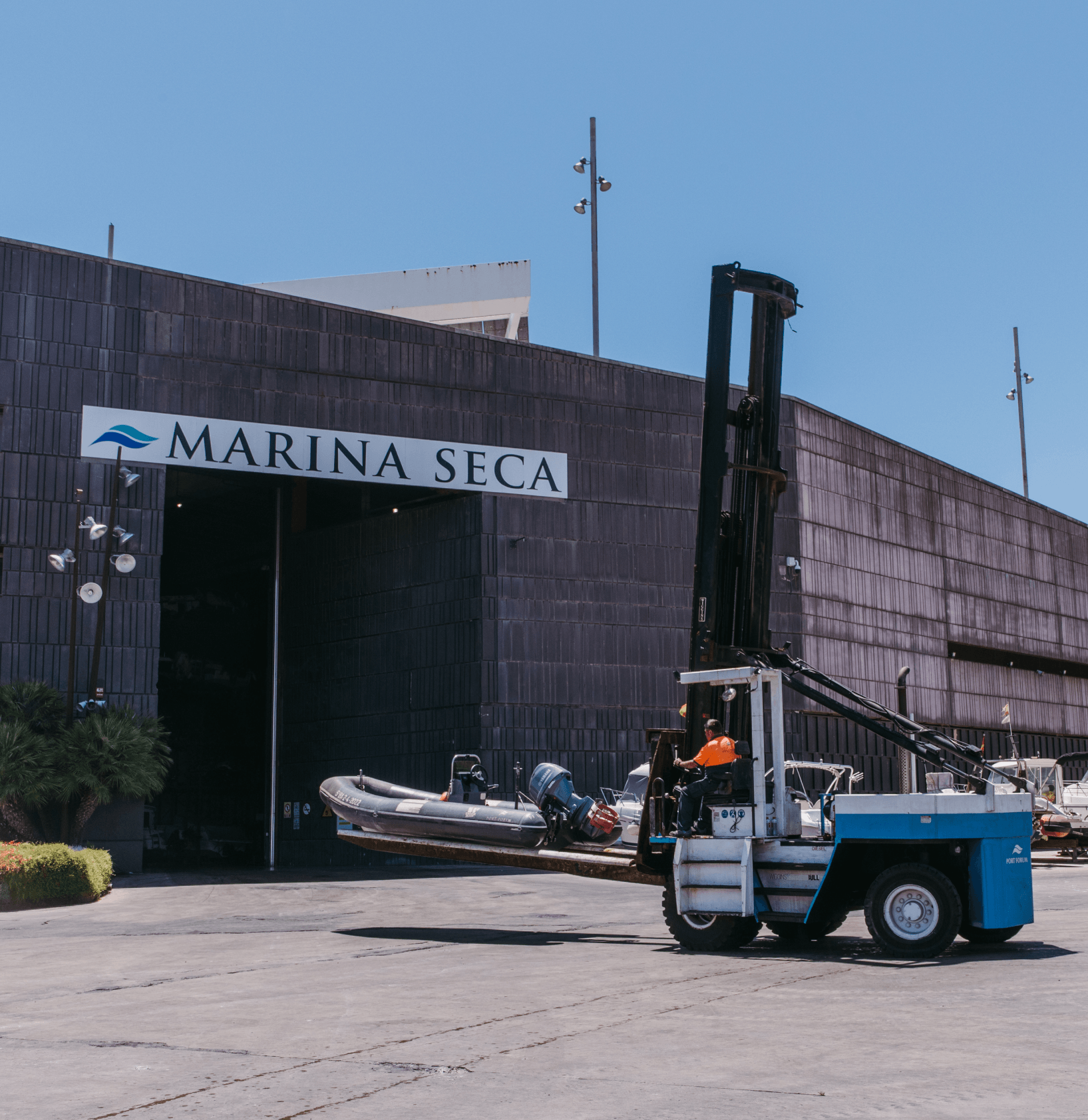 Carretó elevador mou vaixell a Marina Seca