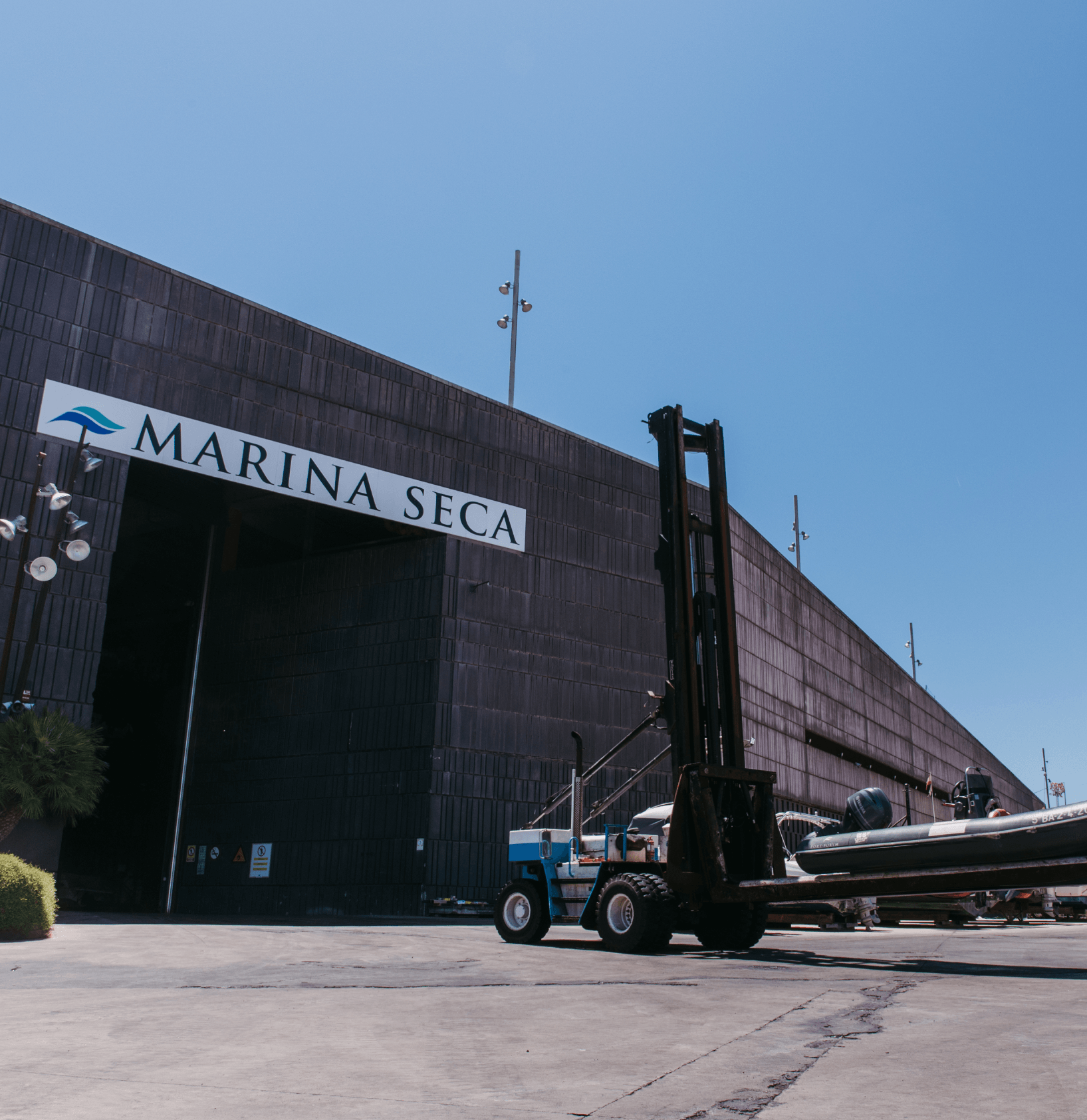 Marina Seca amb carretó elevador