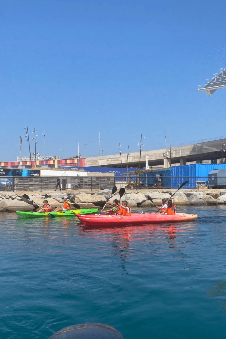 Niños en kayaks en Port Fòrum