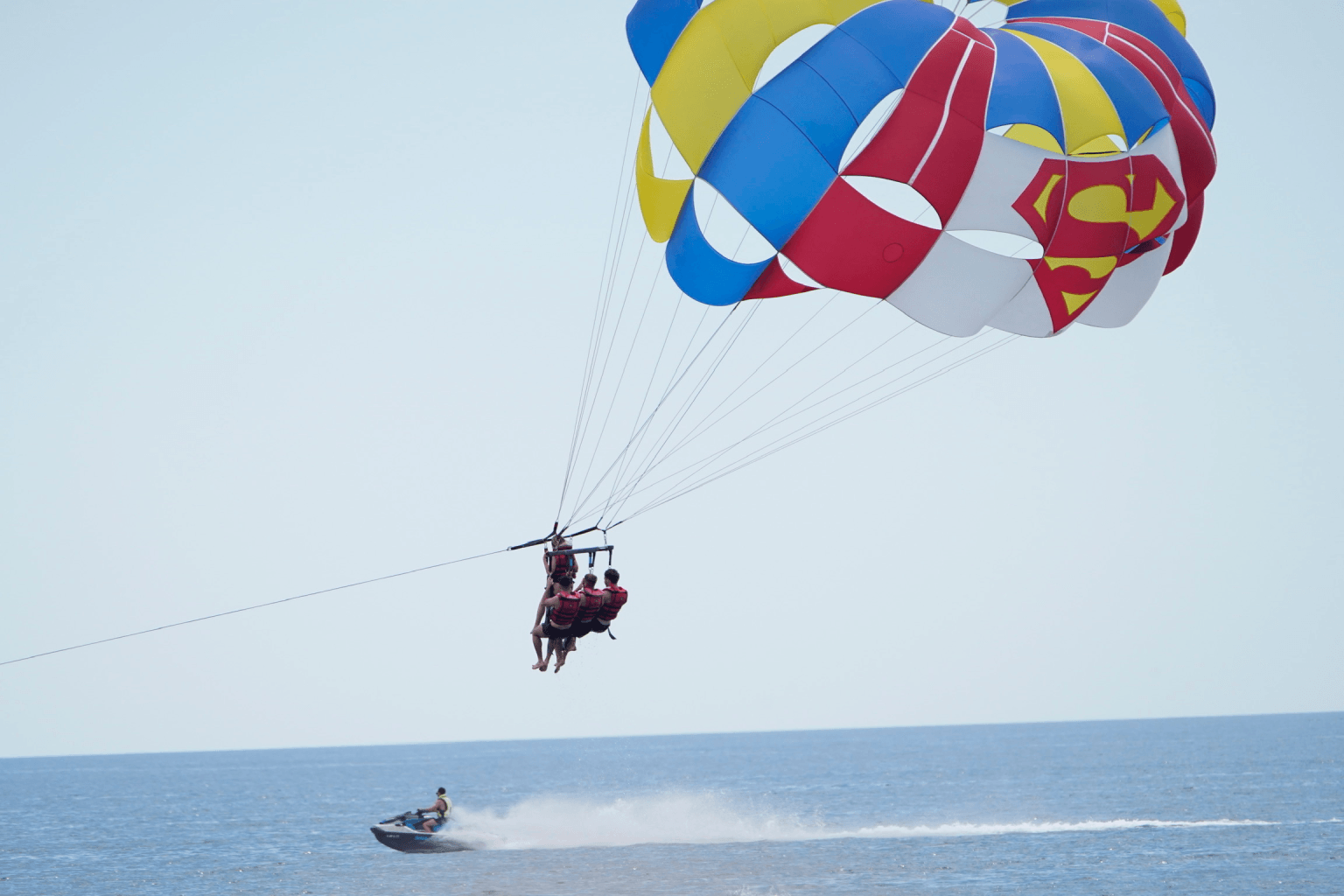 Parasailing sobre el mar con un jet ski