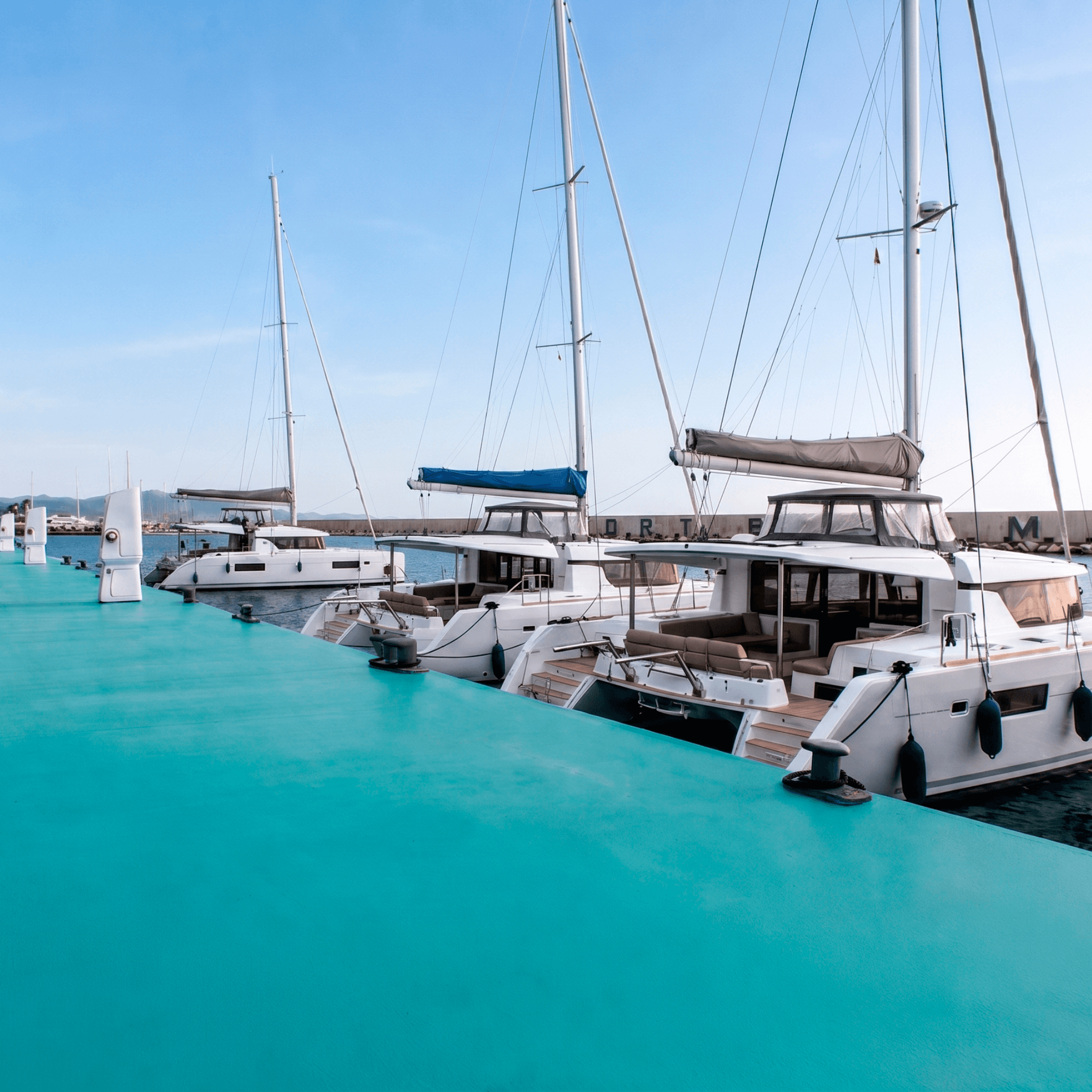 Catamaranes blancos en el muelle azul