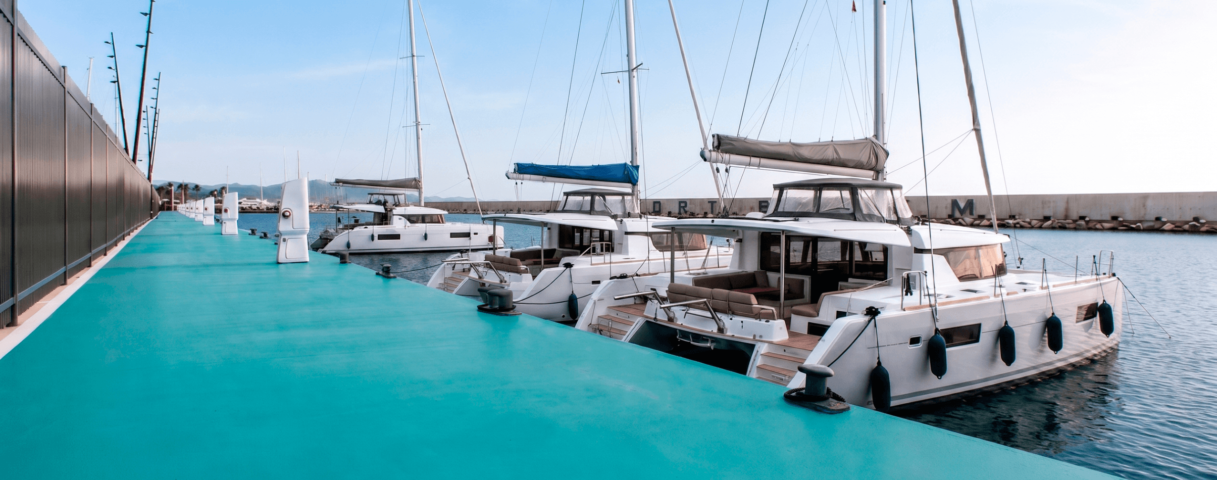 Catamaranes blancos en un muelle azul