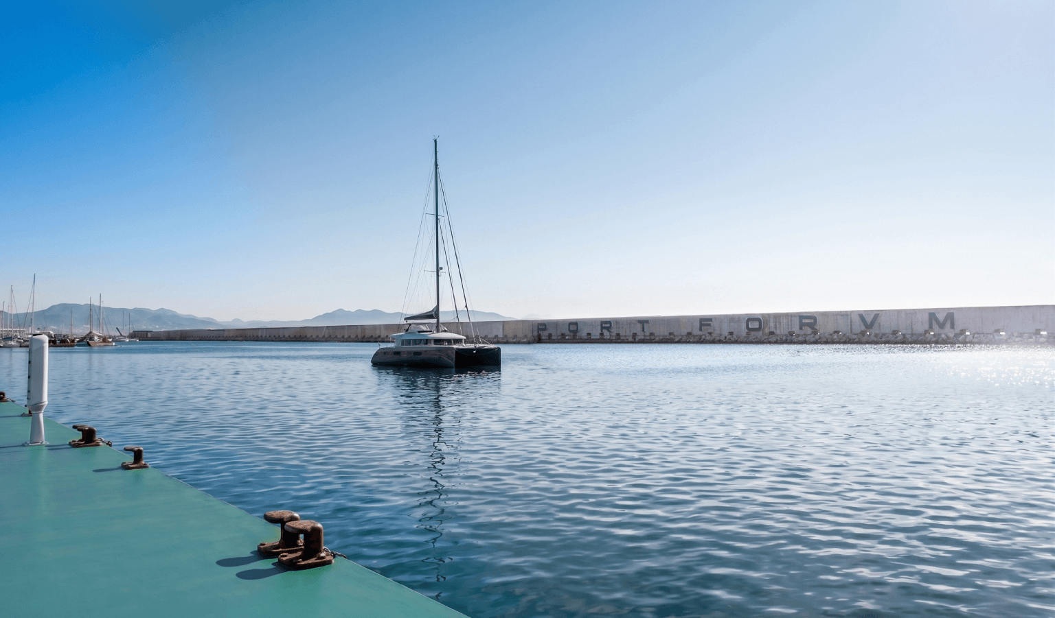 Catamarán en puerto deportivo