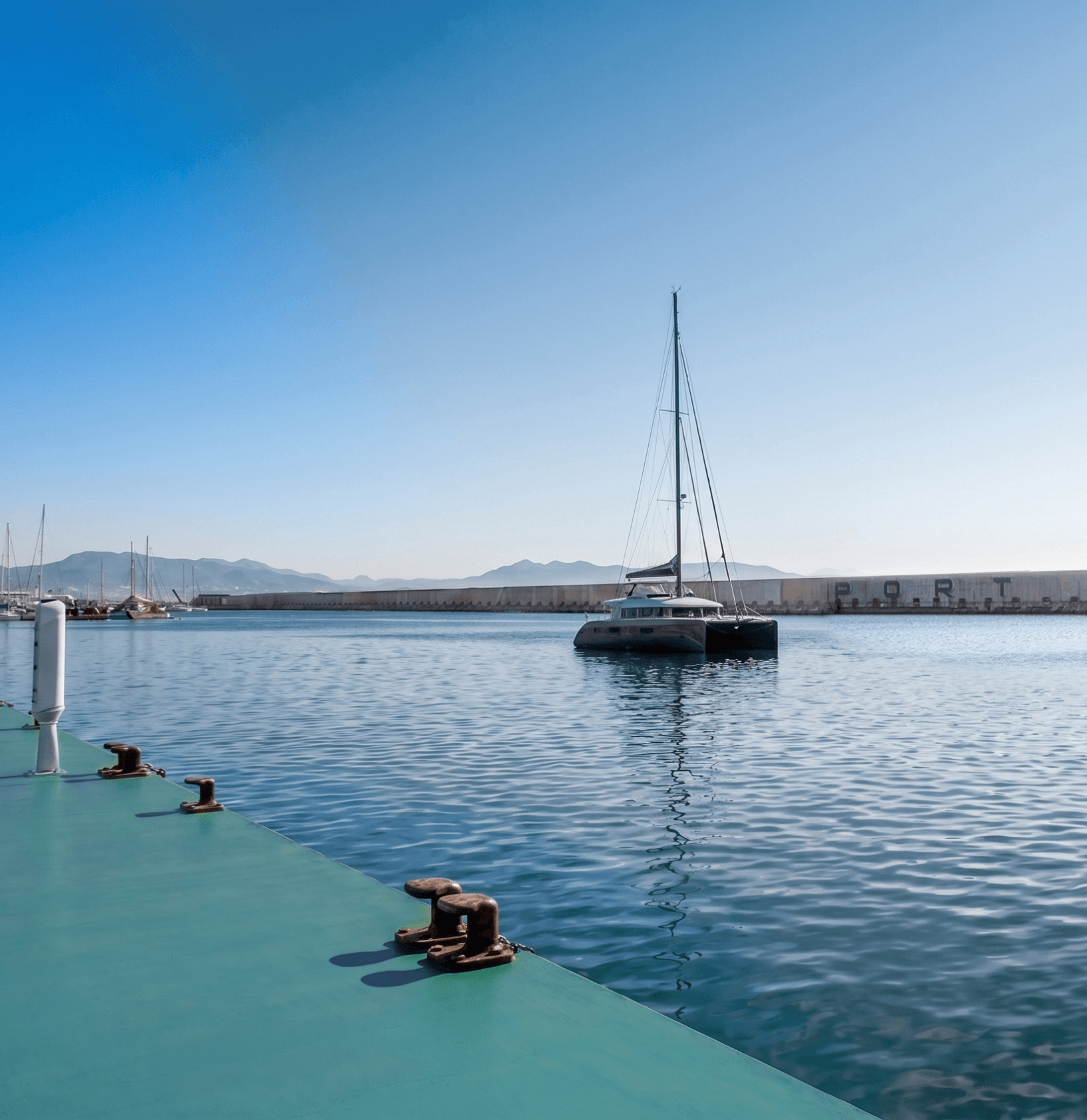 Catamarán en puerto