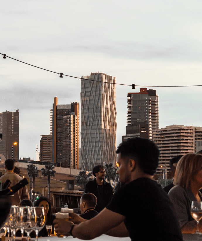 Gente en terraza con vistas a la ciudad