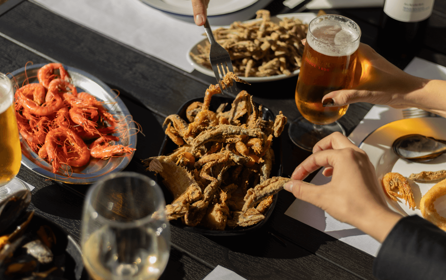 Plat de peix fregit i gambes amb cervesa