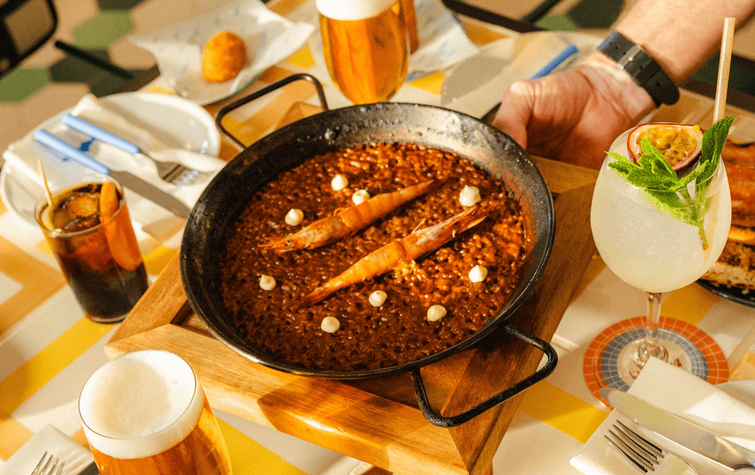 Paella amb marisc i begudes