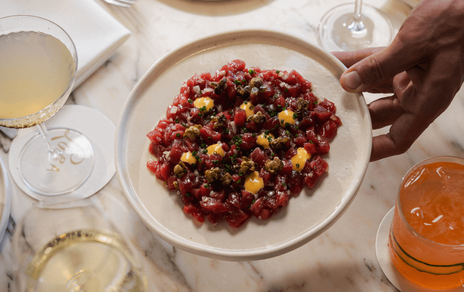 Tàrtar de tonyina amb tàperes i ou