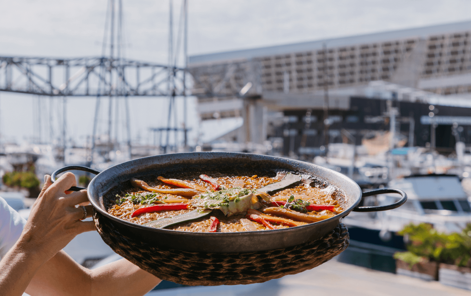 Paella amb marisc i verdures al port