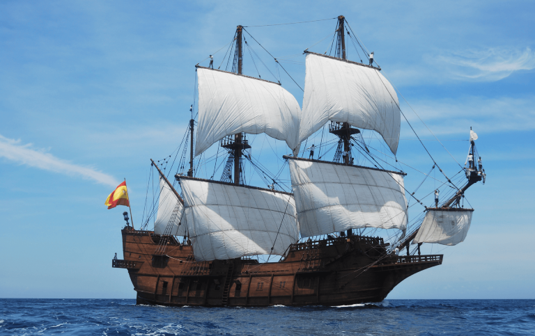 Galeó espanyol amb veles blanques navegant