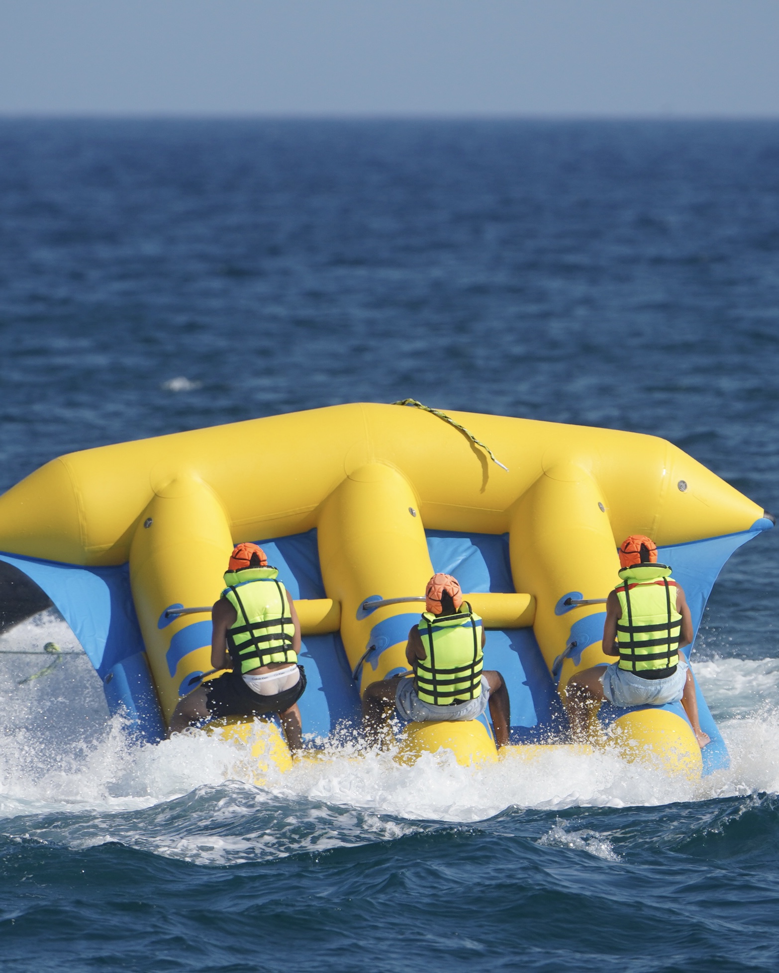 Personas en inflable acuático en Port Fòrum