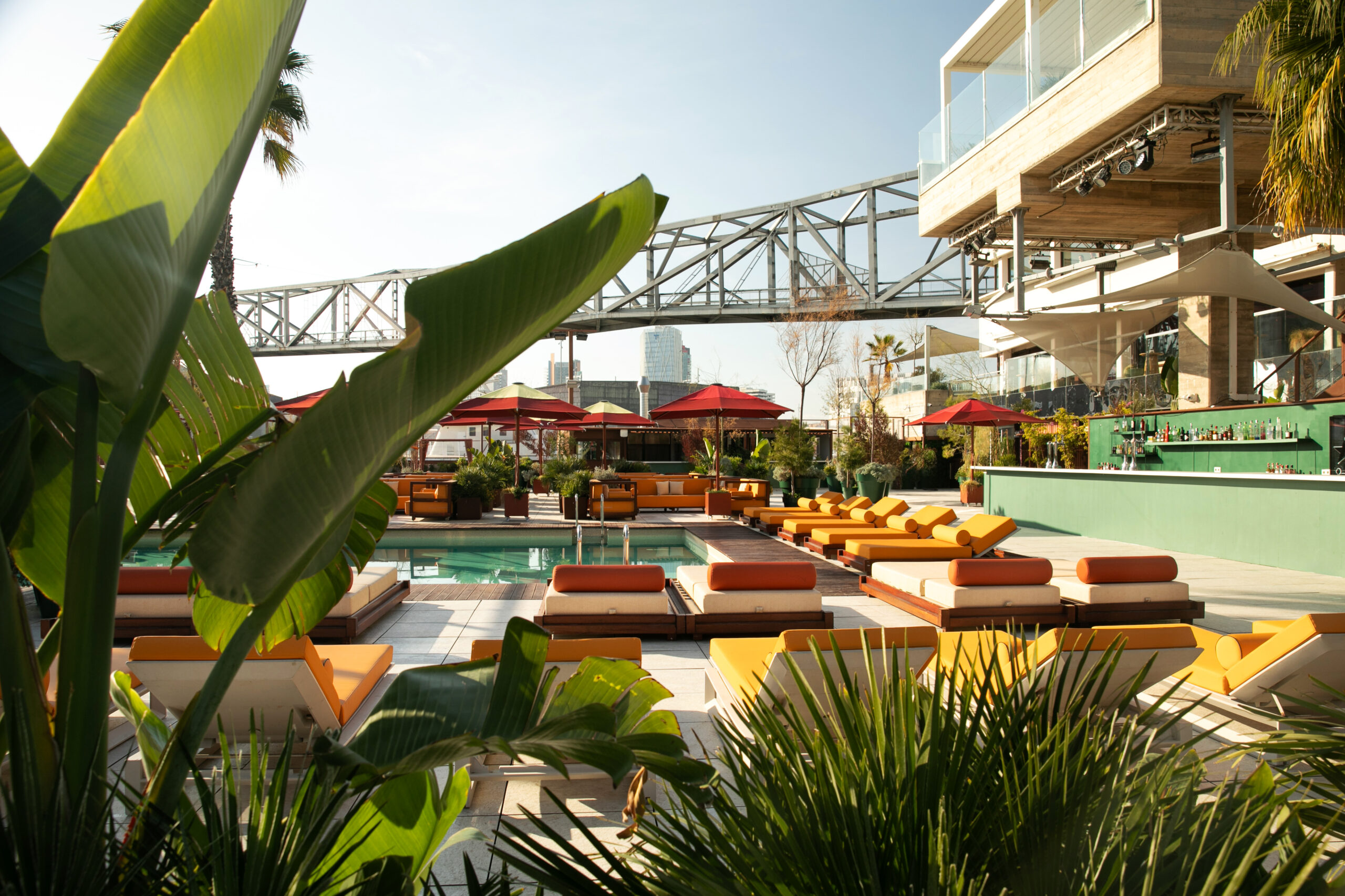 Piscina y tumbonas en Port Fòrum