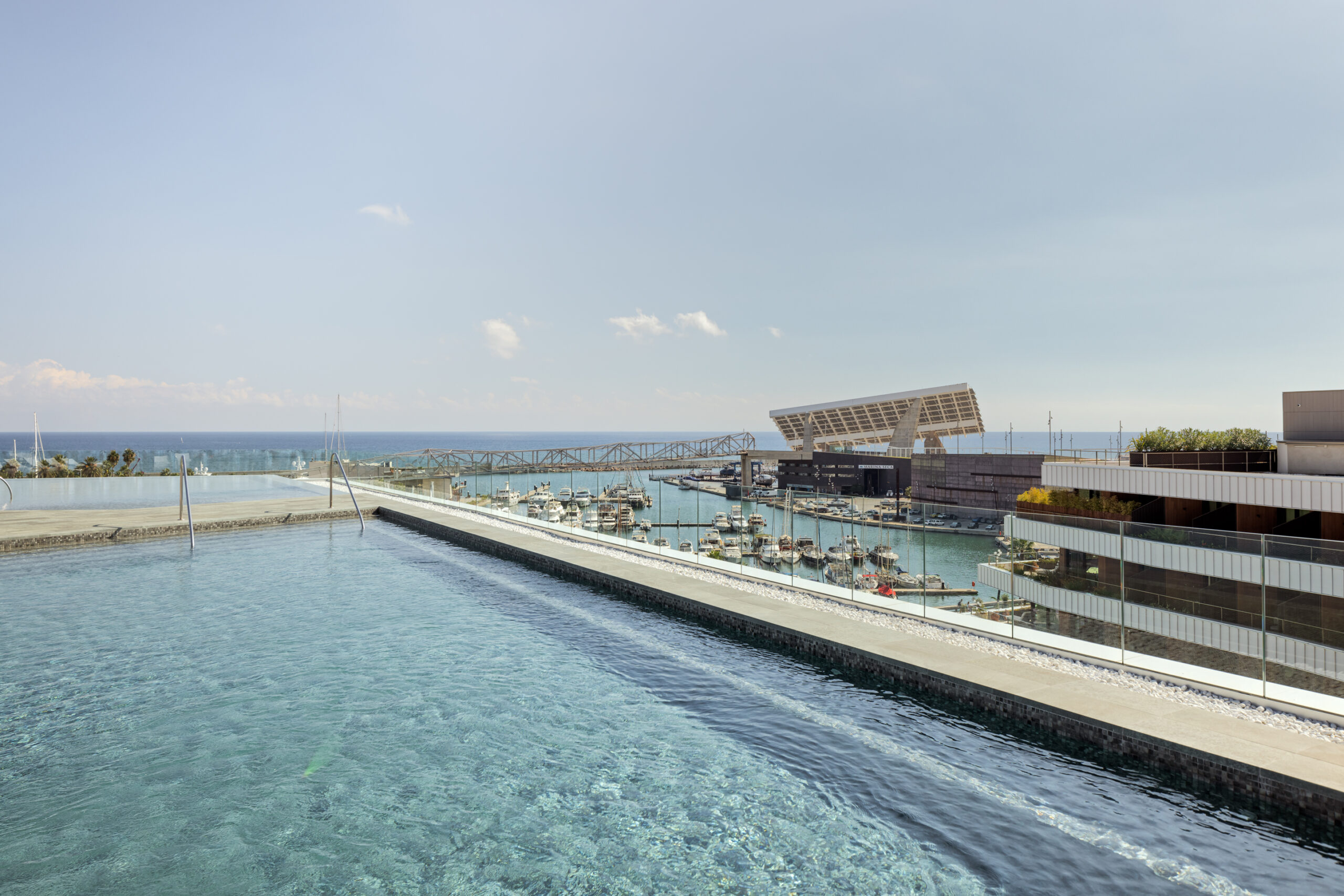 Piscina infinita en Port Fòrum con yates