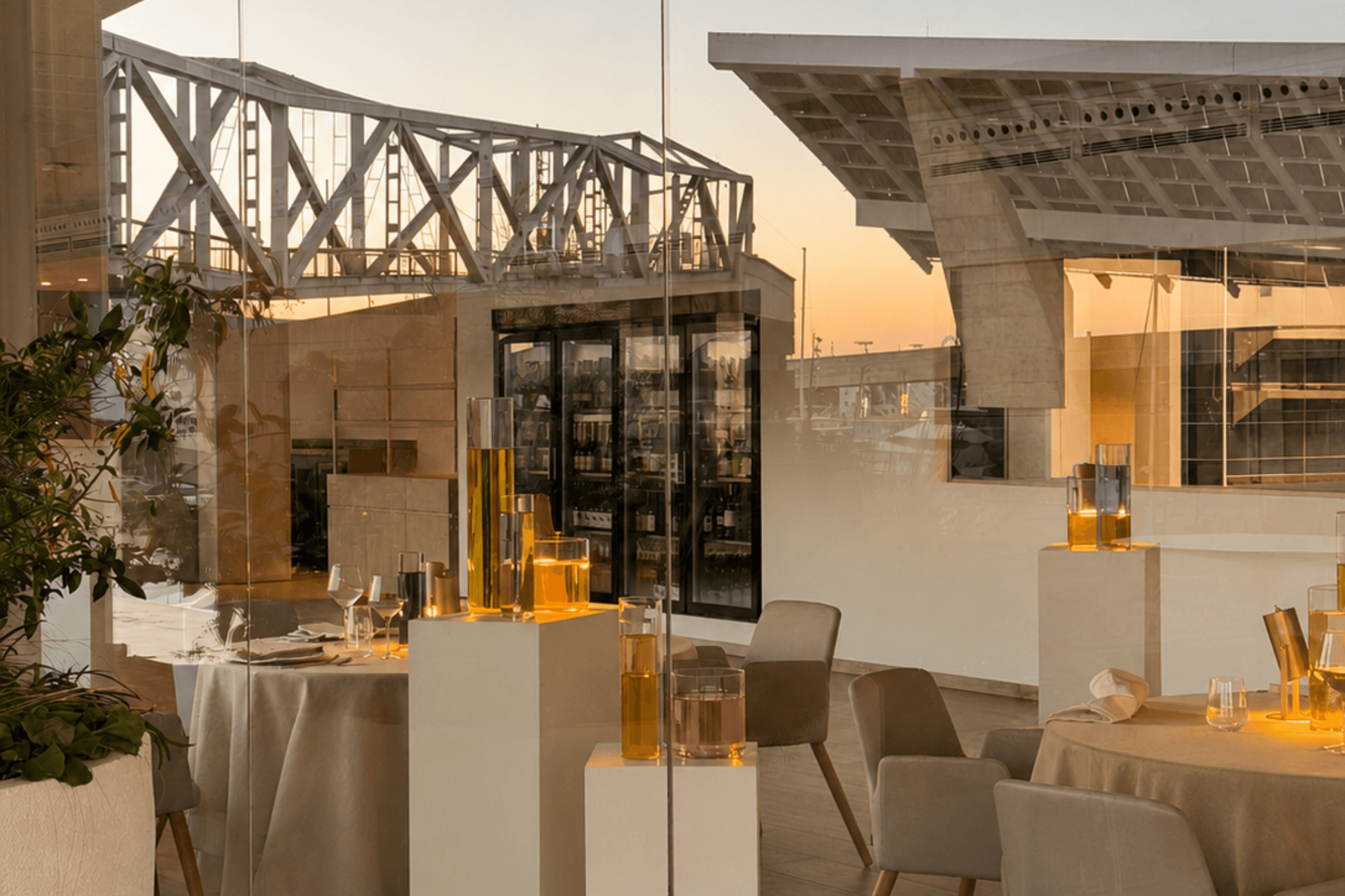 Restaurante con vistas en Port Fòrum al atardecer