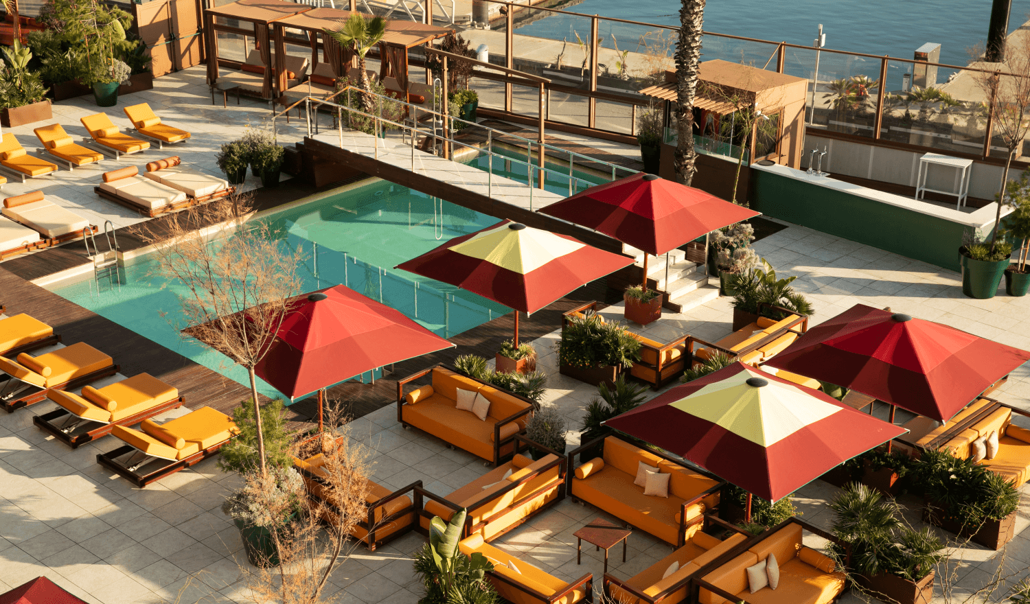Piscina i gandules d'hotel luxós