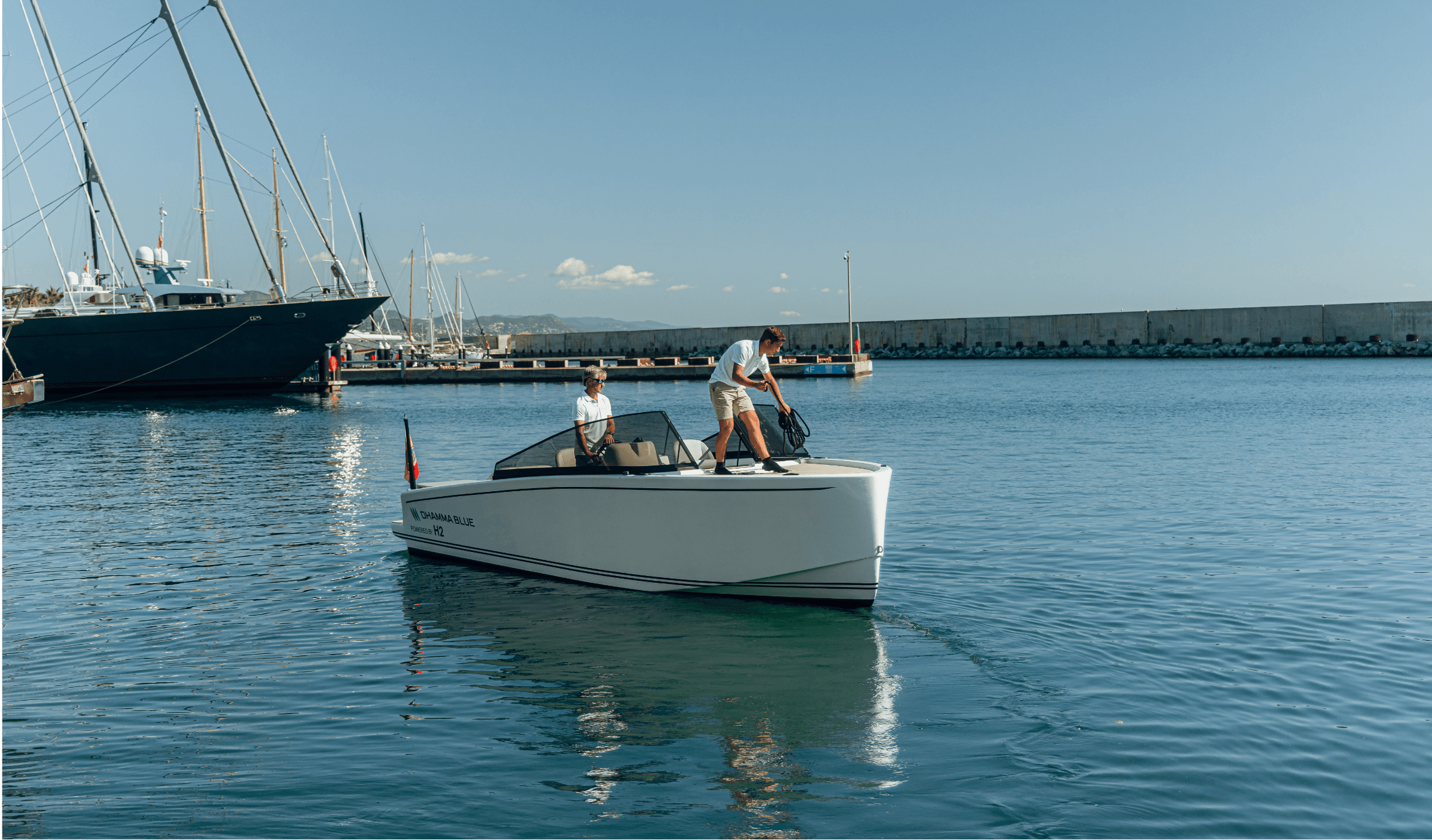 Dos personas en un bote blanco en el mar