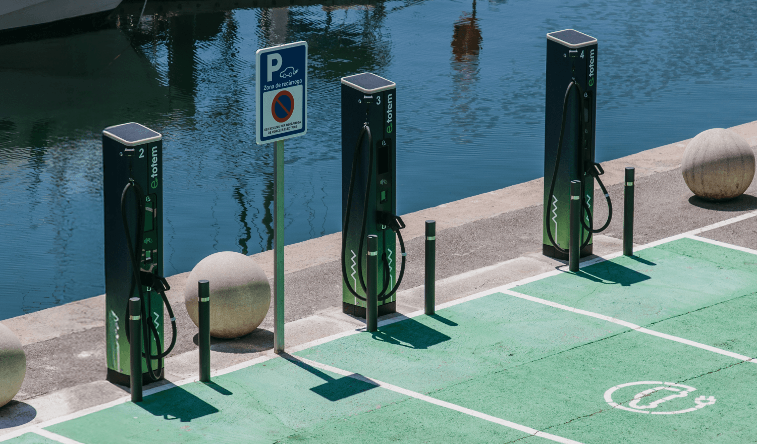 Cargadores de vehículos eléctricos junto al mar