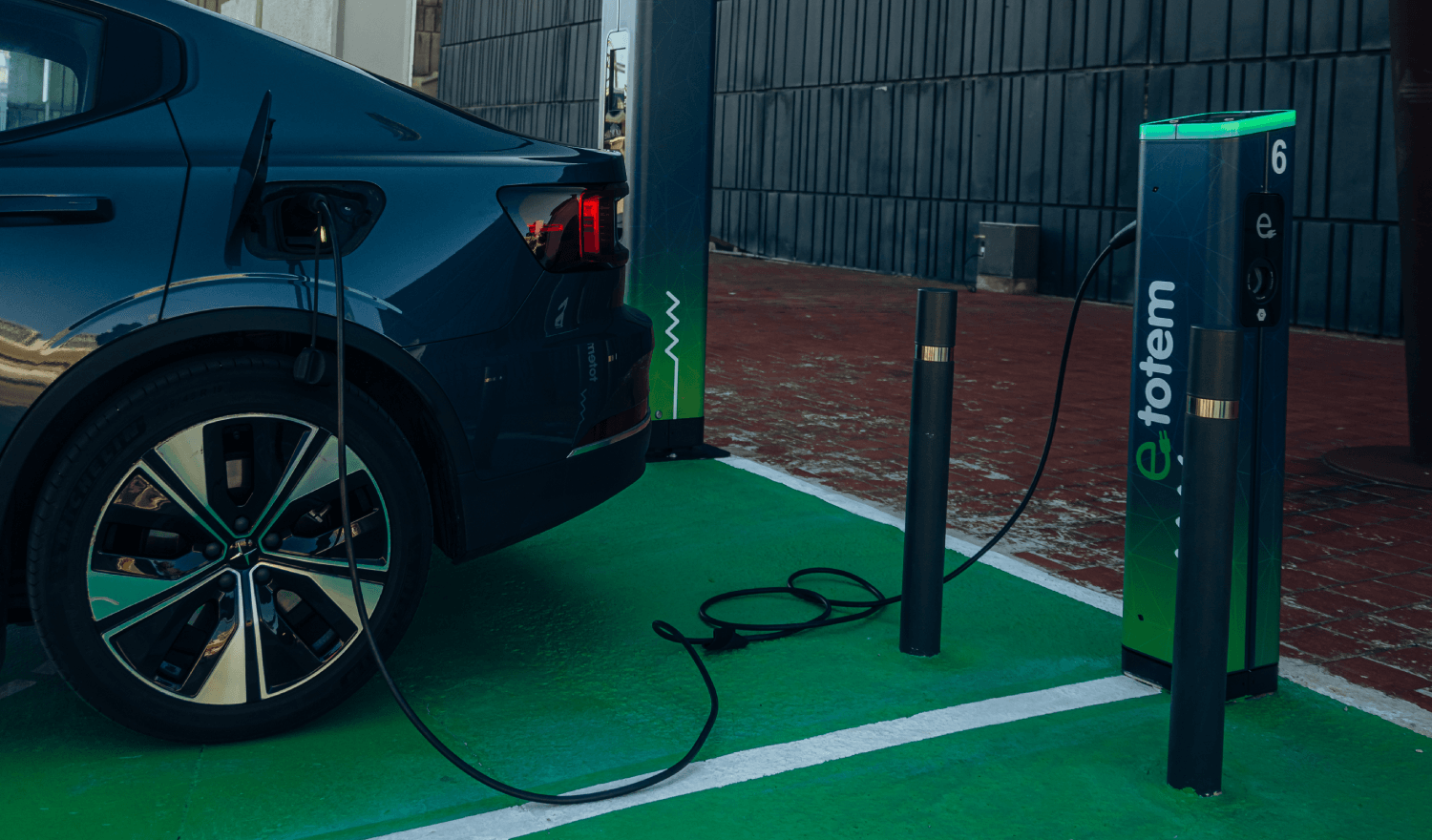 Coche eléctrico cargando en estación e-totem