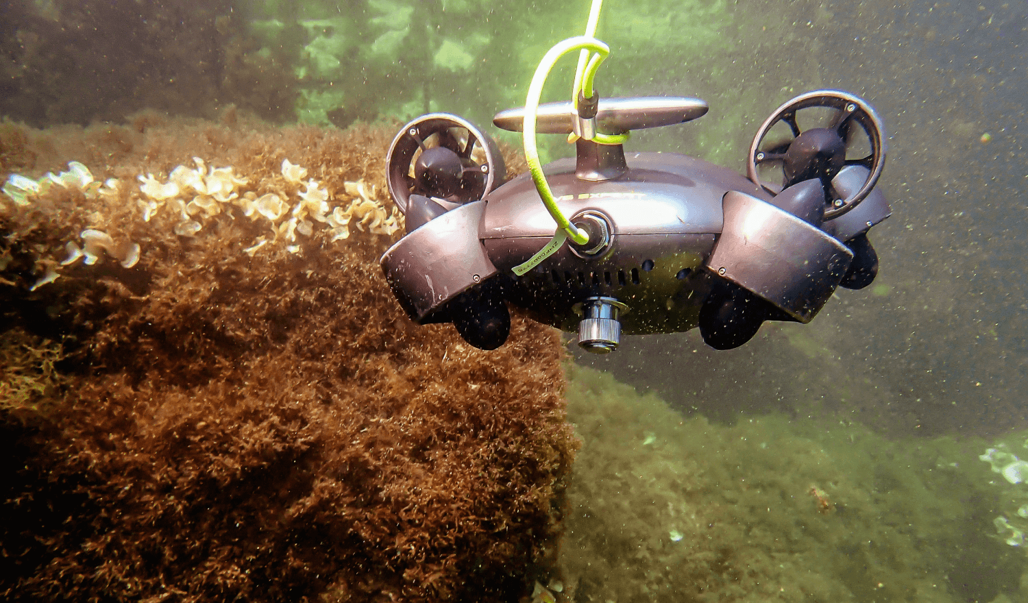 ROV sumergible explorando fondo marino