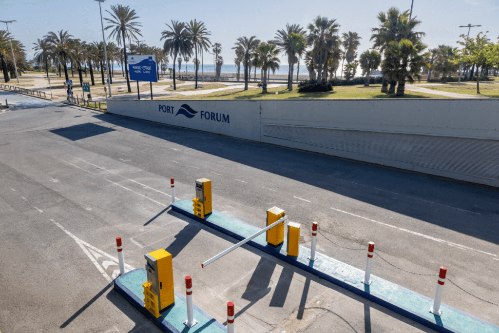 Parking Port Forum con barrera de entrada