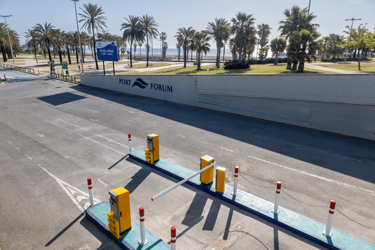 Parking Port Forum con barrera de entrada